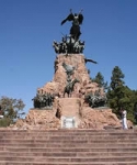 Reservando hoteles en Mendoza capital para descubrir el Cerro de la Gloria