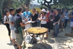 Estudiantes de español para extranjeros van a las paellas de un pueblo de Valencia con motivo de sus fiestas patronales.