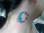 Diseño de un tatuaje celeste de lunas y estrellas