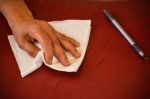 Cómo quitar las manchas de tinte en el cuero