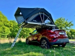 Una tienda de techo de coche para ir de camping