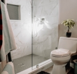 ¿Cómo aprovechar el espacio del baño con hornacinas o nichos?